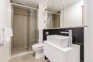 Shower, hair dryer - Tropical courtyard sanctuary near Glenferrie Rd (Hawthorn)