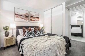 1 bedroom, iron/ironing board, free WiFi, bed sheets - Tropical courtyard sanctuary near Glenferrie Rd (Hawthorn)