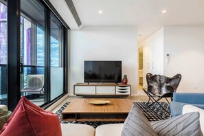 Smart TV, offices - Scandinavian designer stay with 270° cityscapes (Southbank)