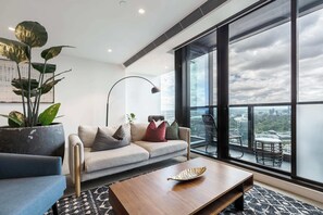 TV, offices - Nordic Condo For Getaways or Remote Work (Southbank)
