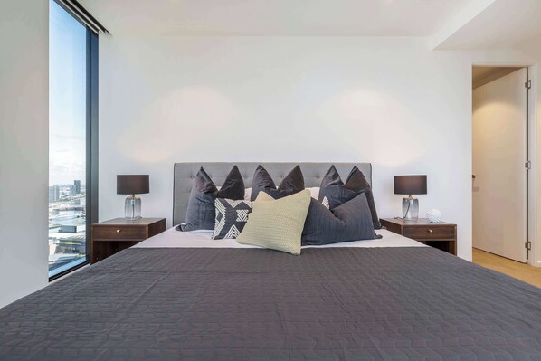 3 bedrooms, iron/ironing board, free WiFi, bed sheets - Scandinavian designer stay with 270° cityscapes (Southbank)