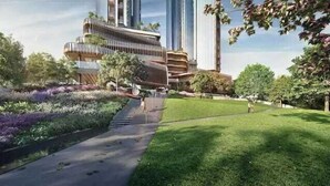 Un edificio moderno con un atrio central, rodeado por un jardín ajardinado con senderos.
