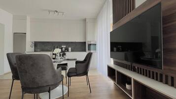 Comfort Apartment, 2 Bedrooms, Terrace, Garden View | In-room dining