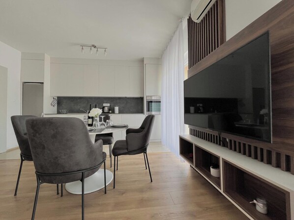 Comfort Apartment, 2 Bedrooms, Terrace, Garden View | In-room dining - Dalori Comfort Suite (Zadar)