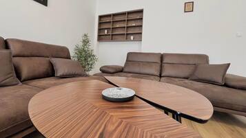 Departamento Confort, 2 habitaciones, Terraza, vista al jardín | Área de sala de estar | Televisión de 100 cm con canales digitales