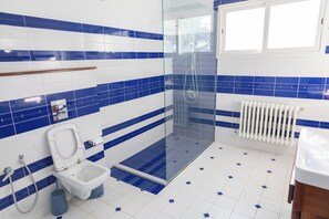 Shower, hair dryer, towels, soap - orange scents (Béni Khalled)