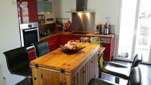 Microwave, oven, stovetop, dishwasher - 4 Bedroom Private vacation home in Cestas (Cestas)