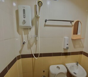 Superior Suite | Bathroom | Shower, rainfall showerhead, towels - Hotel O D Qamar Motel (Langkawi)