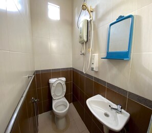 Suite familiale | Salle de bain | Douche, douche cascade, serviettes fournies