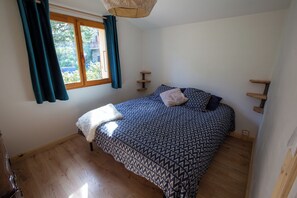 3 عدّة غرف نوم وواي فاي وملاءات أسرّة