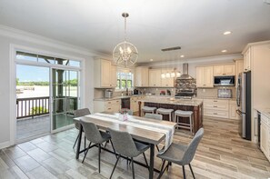 Microondas, horno, placa de cocina y lavavajillas