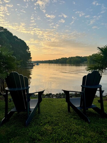 Peaceful Lake Wylie Waterfront Home in Belmont. Great Views, Beautiful interiors