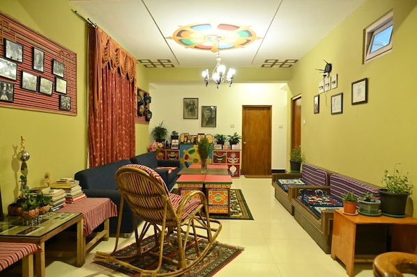 Lobby lounge