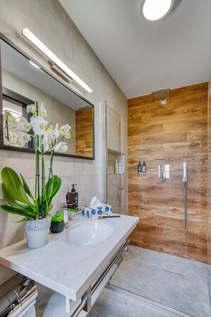 Standard Room, Non Smoking, Private Bathroom | Bathroom