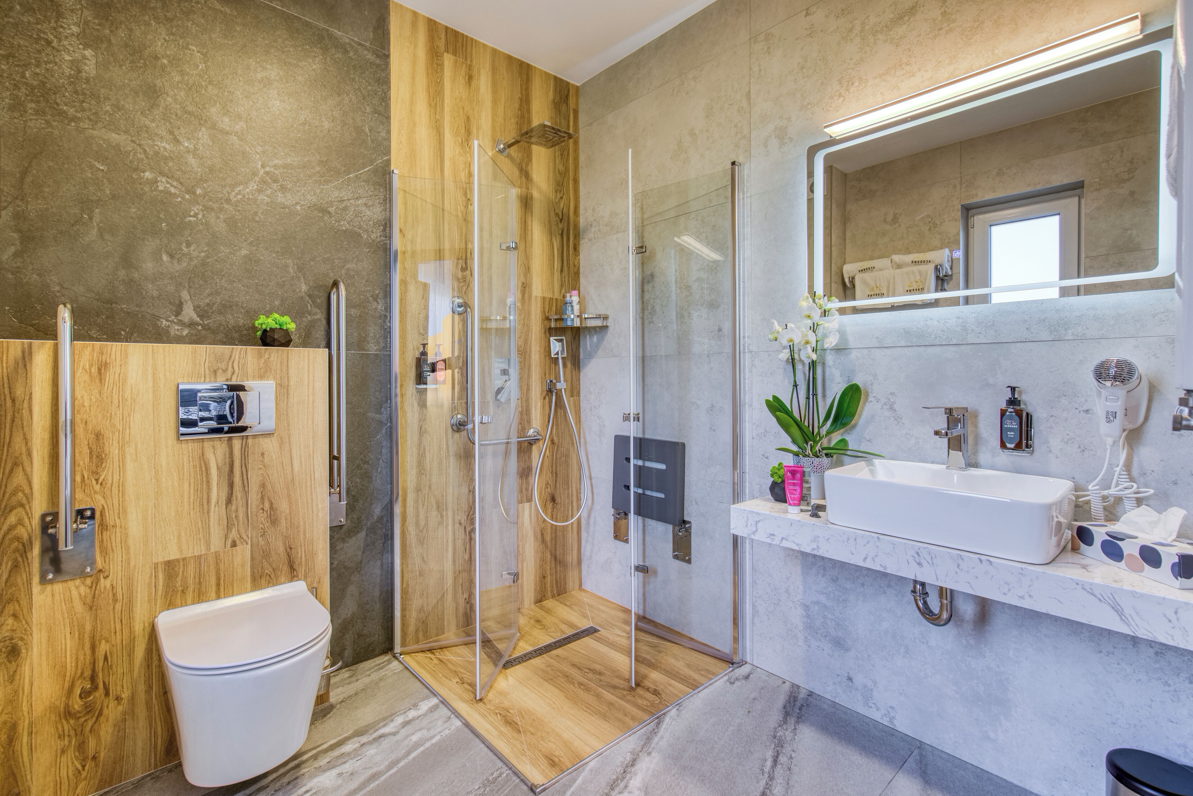 Quarto luxo, para não fumantes, banheiro privativo | Banheiro | Chuveiro, secador de cabelo, toalhas de banho, sabonete