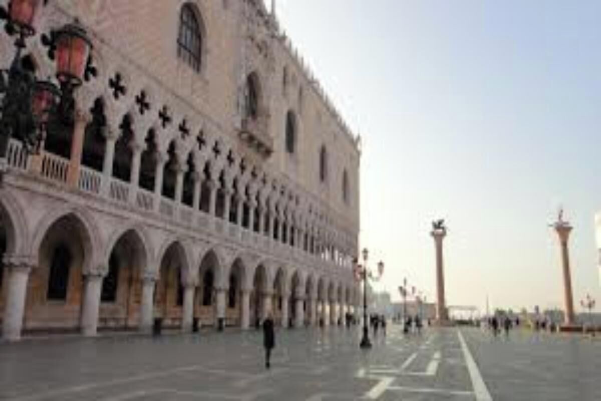 Une vaste place où se trouve un bâtiment historique doté d’arcades et de colonnes.