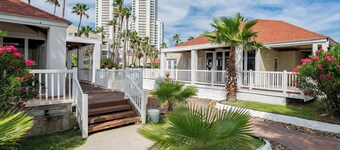 Updated Resort Condo next door to Waterpark By Rent On Padre