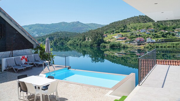 A pool area with a view of a lake and mountains. - Lajinha do Ave (Braga)