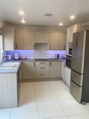 Réfrigérateur, micro-ondes, four, lave-vaisselle