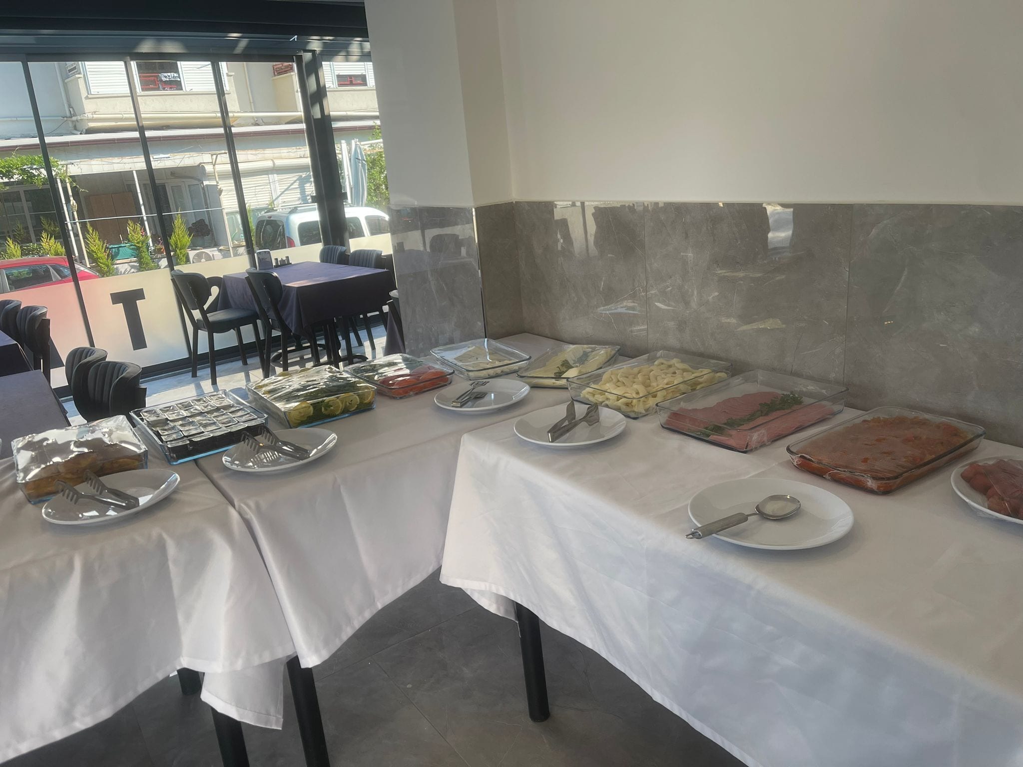Un tavolo per buffet con diversi cibi e utensili.