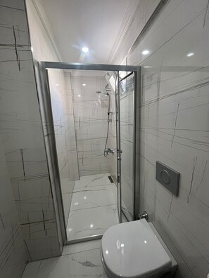Economy Double Room | Bilik Mandi | Pancuran mandi, hulu semburan mandi hujan, pengering rambut, selipar 