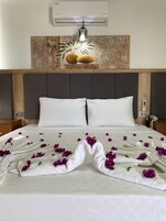 经济双人房 | 高档床上用品、迷你吧（备有免费物品）、办公桌、免费 WiFi