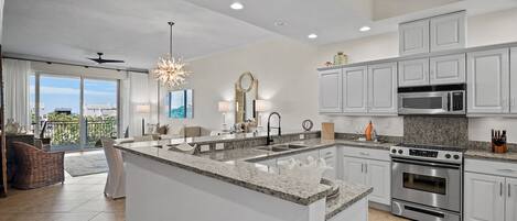 冷蔵庫、電子レンジ、オーブン、コンロ