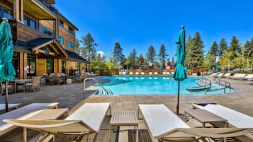 Lämmitetty uima-allas