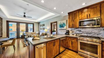 Jääkaappi, mikroaaltouuni, uuni, liesi