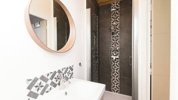 Serviettes fournies, savon, papier toilette