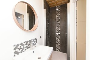 Serviettes fournies, savon, papier toilette