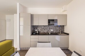 Departamento | Cocina privada | Parrilla de estufa, cafetera de espresso y tetera eléctrica 