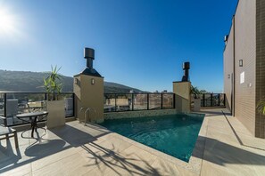A rooftop pool with a clear view of the cityscape and hills in the background. - Las Vegas  (Bombinhas)