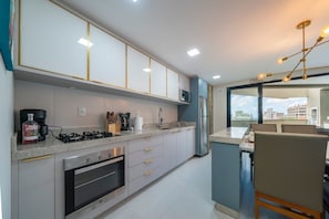 Apartemen | Dapur pribadi | Lemari es, microwave, oven, dan mesin pencuci piring