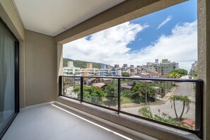 A balcony with a clear view of a residential area, including buildings and greenery. - Las Vegas  (Bombinhas)