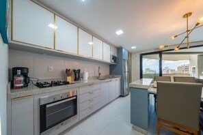 Appartement | Privékeuken | Een koelkast, een magnetron, een oven, een vaatwasser