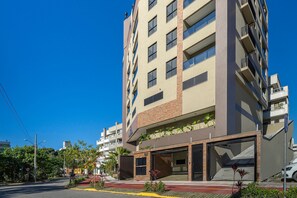 A multi-story building with a modern design, featuring balconies and large windows. - Las Vegas  (Bombinhas)