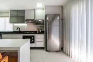 Apartamento design | Cozinha privada | Geladeira, micro-ondas, fogão, lava-louças