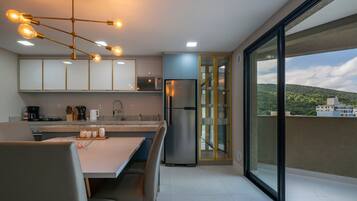 Apartamento | Cozinha privada | Geladeira, micro-ondas, fogão, lava-louças