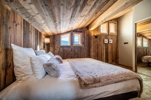 5 habitaciones, escritorio y tabla de planchar con plancha 