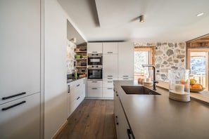 Refrigerador, microondas, horno y parrilla de estufa 