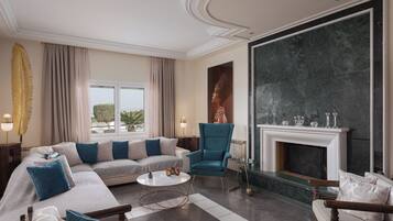 Villa de lujo, vista al mar | Área de sala de estar | Smart TV de 50 pulgadas con canales digitales, chimenea y Netflix