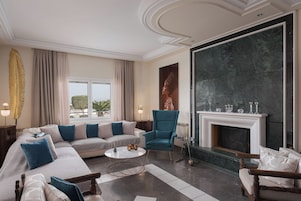 Vila superluxo, vista para o mar | Área de estar | Smart TV 50 polegadas com canais digitais, lareira, Netflix