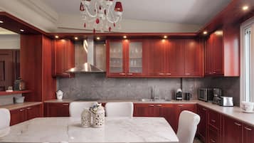 Villa de lujo, vista al mar | Cocina privada | Cafetera de espresso, cafetera y tetera, tetera eléctrica y tostadora