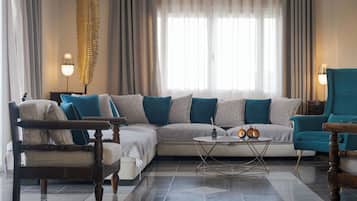 Villa de lujo, vista al mar | Área de sala de estar | Smart TV de 50 pulgadas con canales digitales, chimenea y Netflix