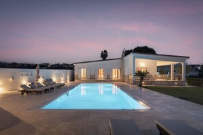 A modern house with a swimming pool, lounge chairs, and a covered patio area. - Melias Villa (Sikyona)