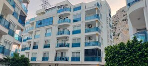 Vista frontal de la propiedad por la tarde o noche