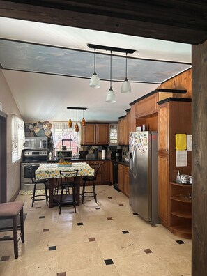 Mikrovågsugn, ugn, spishäll och diskmaskin