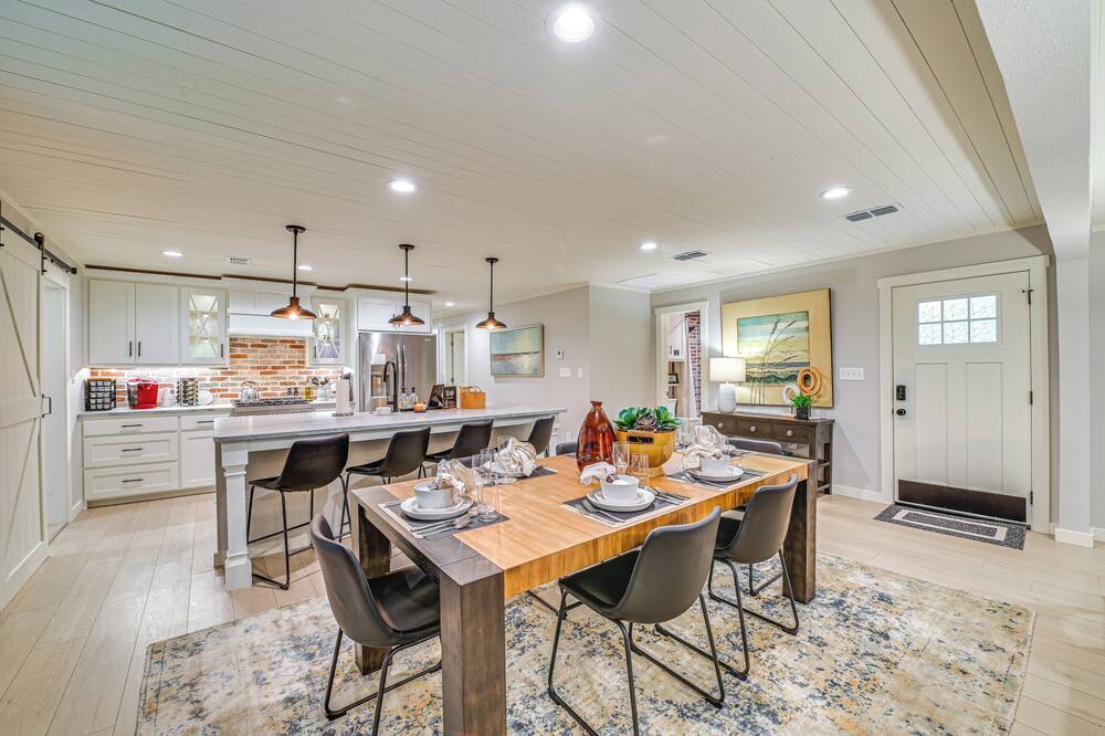3 Mi to Lake Ray Roberts: Luxe Pilot Point Home - Collinsville, TX
