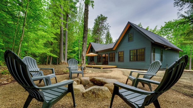 Een chalet met terras en zitgedeelte buiten.